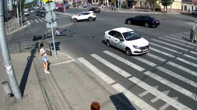 Серьезная авария с участием байкера в центре Калуги попала на видео