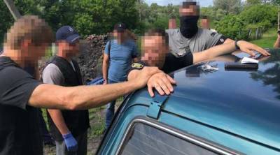 В Харьковской области патрульный требовал взятку у водителя за поврежденный забор
