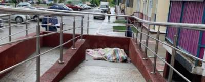 В Новосибирске из окна многоэтажки выпал 38-летний мужчина