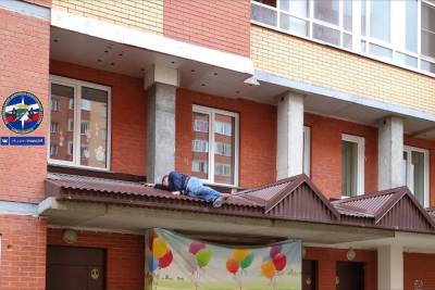 Мужчина выпал на козырек подъезда в Советском районе Новосибирска