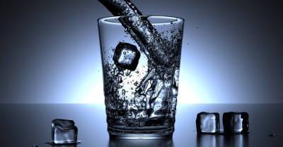Россиянам рассказали, сколько нужно пить воды в жару