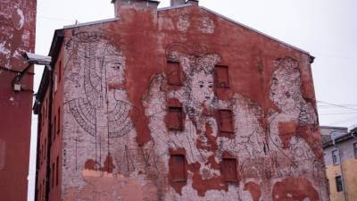 Коммунальщики закрасили граффити "Женская власть" на Боровой улице