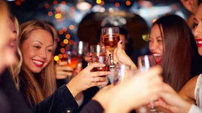 Алкогольный гороскоп: сколько выпивают и как напиваются разные знаки зодиака