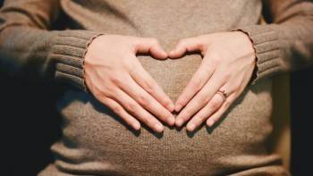 С 1 июля начнут принимать заявления на выплаты беременным и одиночкам