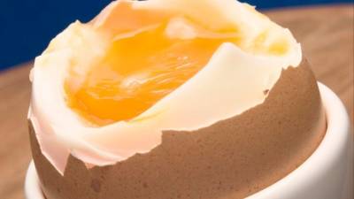 Лайфхак: Эффектный способ быстро очистить вареное яйцо