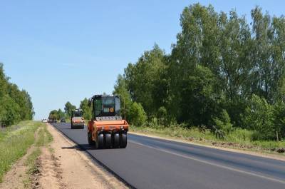 В Смоленской области ремонтируют дорогу, соединяющую четыре района