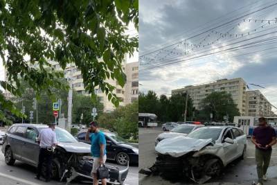 Утром в центре Волгограда столкнулись две иномарки