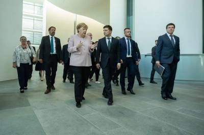 Меркель пригласила Зеленского в Германию для обсуждения Донбасса
