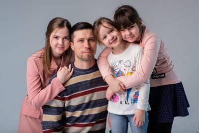Украденные из Швеции. Отец два года воспитывает трех дочерей один