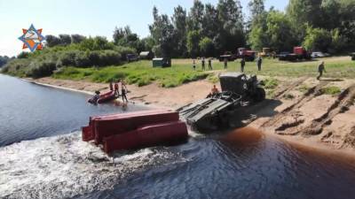 В Новополоцке спасатели возвели понтонный мост
