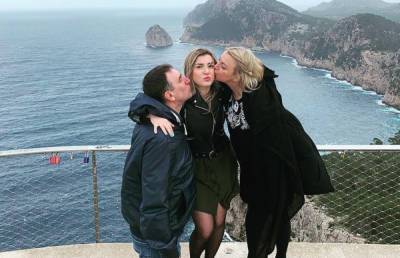 Настоящая дочь "мамы Верки Сердючки" засветилась за поцелуями с избранником: фото влюбленных