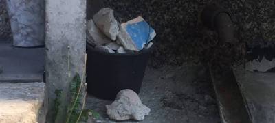 Неизвестные завалили строительным мусором двор депутата в Петрозаводске (ФОТО)