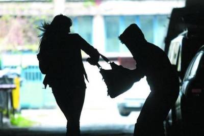 В Брянске ночью уголовник напал на женщину с ножом и украл сумку