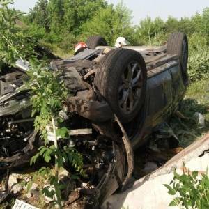В Запорожской области BMW X5 влетел в бетонную плиту: вызывали спасателей. Фото