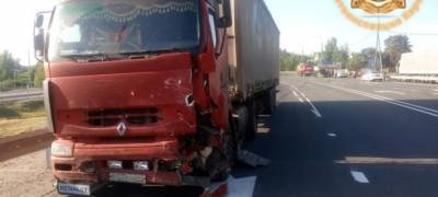 Две женщины погибли после столкновения автомобиля с грузовиком на трассе в Карелии