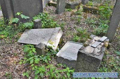 Польские школьники разрушили еврейское кладбище во Вроцлаве: строили крепость