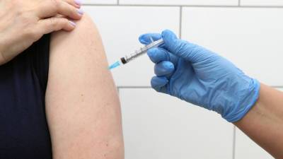 Почти половина россиян поддерживает идею обязательной вакцинации от COVID-19