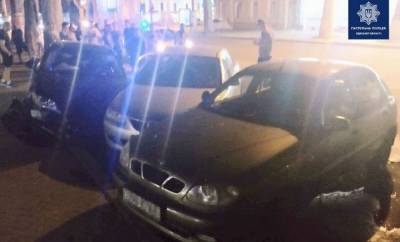 В Одессе водитель Lexus разбил два авто и попал в больницу