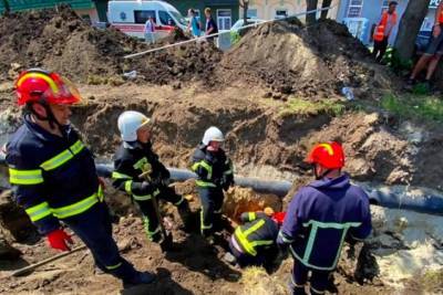 ЧП в Тернополе: рабочих засыпало землей, есть погибший