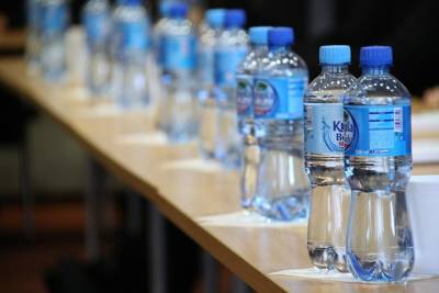 Пассажирам метро и МЦК в столице раздают питьевую воду из-за жары