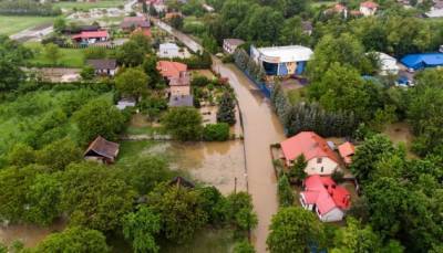 Непогода в Польше: повреждены крыши, повалены деревья, подтоплены улицы и дома