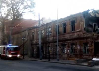 Заброшенное здание сгорело в Ростове ночью
