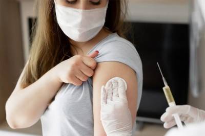 56% россиян считают решение властей о вакцинации адекватным - ВЦИОМ