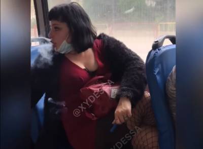 Одесситка решила покурить прямо в троллейбусе, видео: "по-хамски вела себя и..."