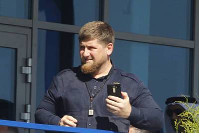 На съезде чеченского народа эмоционально попросили Кадырова участвовать в выборах
