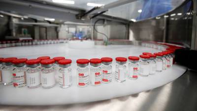 Песков заявил о жестком контроле на производствах вакцин от коронавируса в России