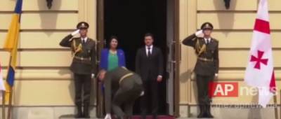 Конфуз на встрече Зеленского и президента Грузии: солдат уронил часть амуниции. Видео