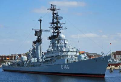 Российские военные открыли предупредительный огонь по британскому эсминцу в Черном море