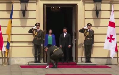 На встрече президента Грузии военный уронил ножны