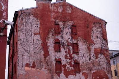 В Петербурге заштукатурили граффити «Женская власть»