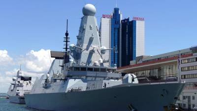 Британский эсминец отогнали от Крыма предупредительной стрельбой