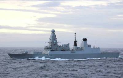 Россия открыла огонь, вытесняя эсминец Великобритании от берегов...