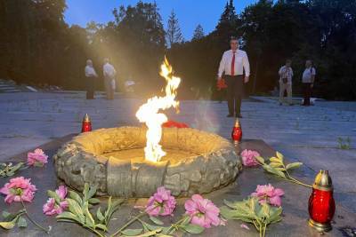 Виктор Орлов - В Литве горели свечи памяти на солдатских могилах Великой Отечественной войны - obzor.lt - Вильнюс