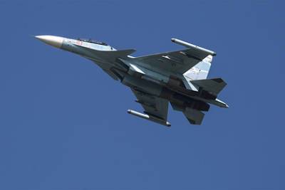 Истребитель Су-30СМ сопроводил самолет США вблизи границы России