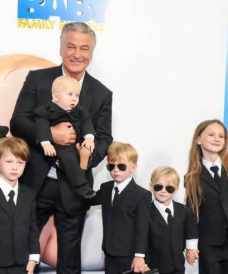 Кто здесь босс? Алек Болдуин с женой и шестью детьми в деловых костюмах на премьере фильма «Босс-молокосос 2»