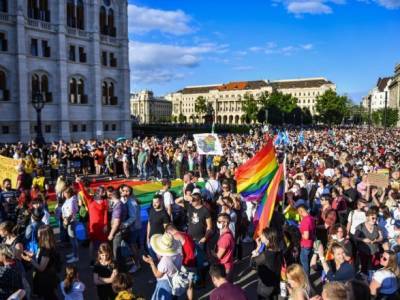 Права ЛГБТ в Венгрии: Берлин назвал ошибочным запрет УЕФА на радужную подсветку стадиона в Мюнхене на матч Германия-Венгрия