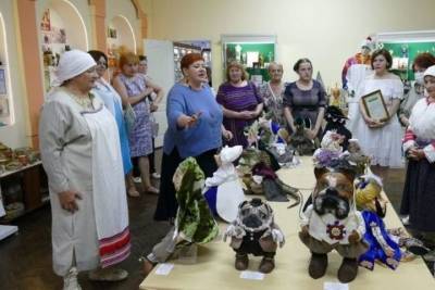 Выставку интерьерных кукол и вышитых картин открыли в музее Котовска