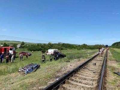 На Луганщине поезд врезался в трактор, есть погибший
