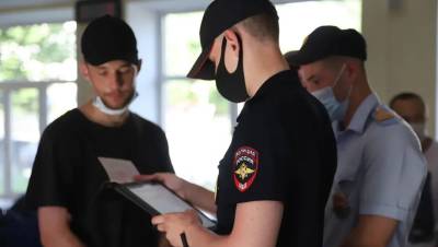 На автовокзале Петербурга поймали восемь безмасочников, им грозят штрафы