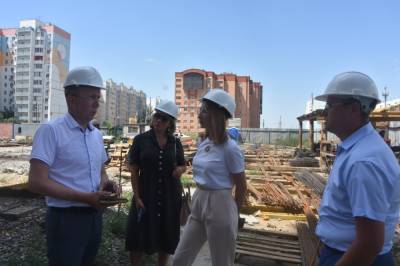 Игорь Седов посетил строительную площадку, где возводят дом для переселенцев из аварийного жилья