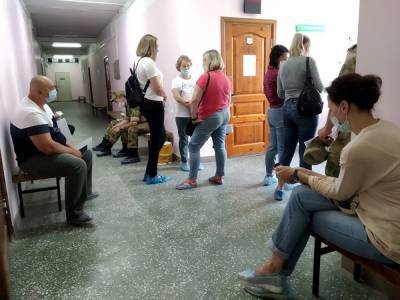 В поликлиниках и торговых центрах Екатеринбурга закончилась вакцина от ковида