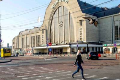 На Центральном и Южном вокзалах, в ТРЦ и гостиницах Киева ищут бомбы
