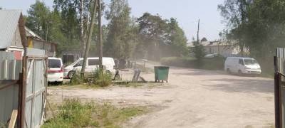 Пыль столбом: жители райцентра Карелии просят заасфальтировать дороги, как в советские времена (ФОТО)