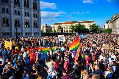 «Это - позор»: Еврокомиссия планирует правовые меры против венгерского закона о ЛГБТ