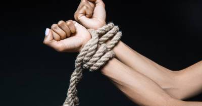 Доверчивые жертвы: реальные истории женщин, сбежавших из рабства