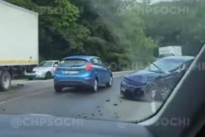 В Сочи в результате столкновения грузовика и легковушки пострадала девушка